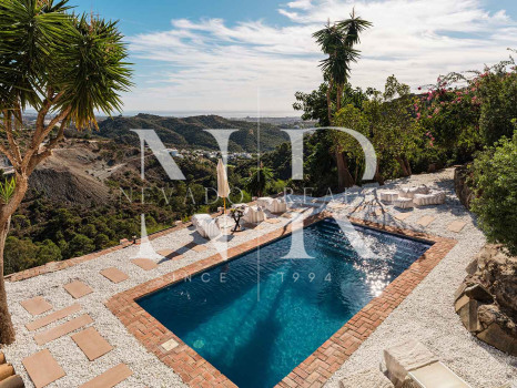 Villa en El Madroñal de estilo clásico andaluz en venta