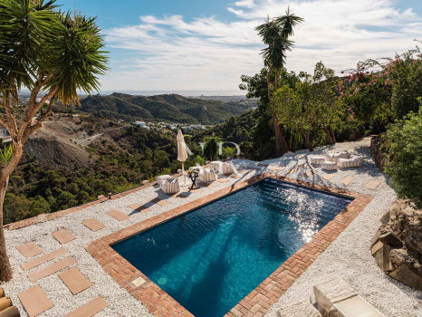 Classic Andalusian-style villa for sale in El Madroñal