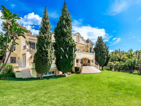 Villa in Sierra Blanca with panoramic sea views for sale