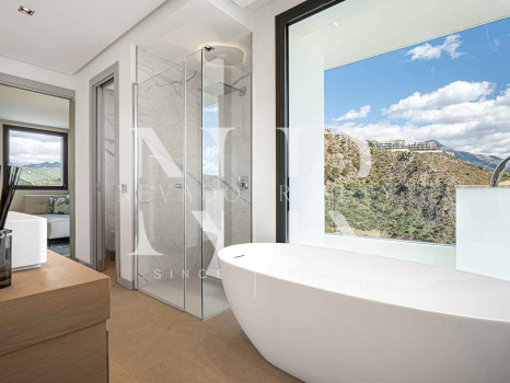 Newly built villa for sale in Lomas de la Quinta