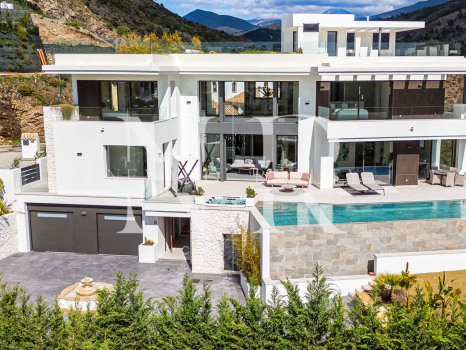 Newly built villa for sale in Lomas de la Quinta