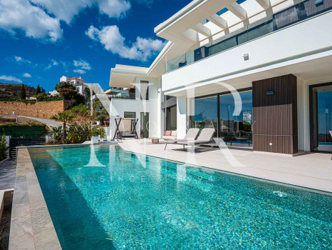 Newly built villa for sale in Lomas de la Quinta