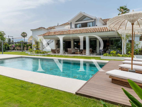 Completely renovated villa for sale in Atalaya Golf