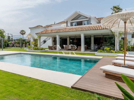 Completely renovated villa for sale in Atalaya Golf
