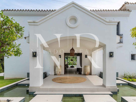 Completely renovated villa for sale in Atalaya Golf