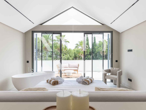Completely renovated villa for sale in Atalaya Golf