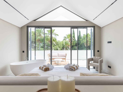 Completely renovated villa for sale in Atalaya Golf