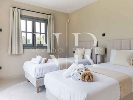 Completely renovated villa for sale in Atalaya Golf