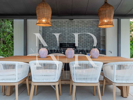 Completely renovated villa for sale in Atalaya Golf