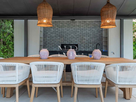 Completely renovated villa for sale in Atalaya Golf