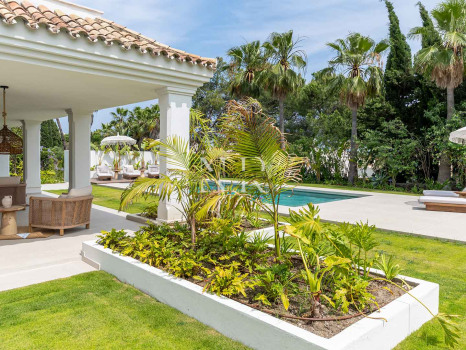 Completely renovated villa for sale in Atalaya Golf