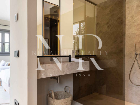 Completely renovated villa for sale in Atalaya Golf