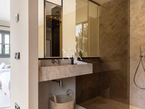 Completely renovated villa for sale in Atalaya Golf