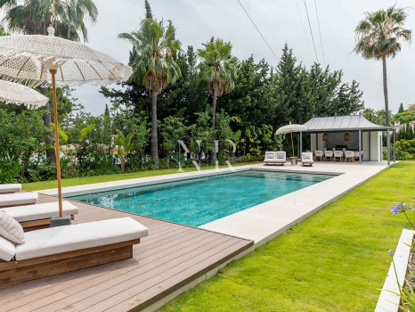 Completely renovated villa for sale in Atalaya Golf