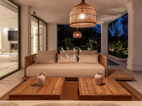 Completely renovated villa for sale in Atalaya Golf