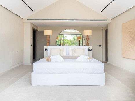 Completely renovated villa for sale in Atalaya Golf
