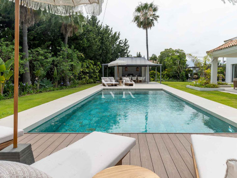 Completely renovated villa for sale in Atalaya Golf