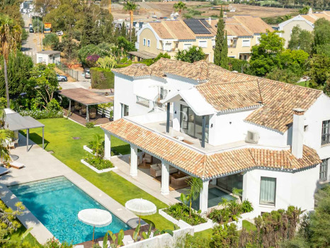 Completely renovated villa for sale in Atalaya Golf
