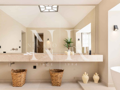 Completely renovated villa for sale in Atalaya Golf