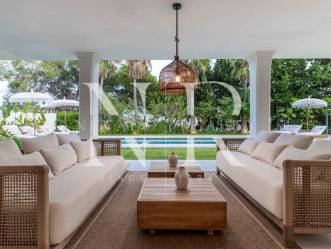 Completely renovated villa for sale in Atalaya Golf