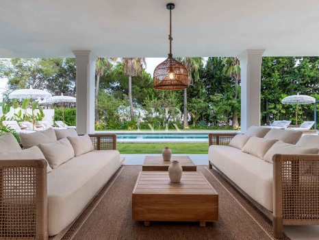Completely renovated villa for sale in Atalaya Golf