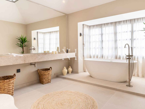 Completely renovated villa for sale in Atalaya Golf