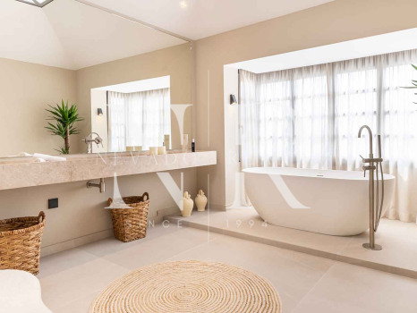 Completely renovated villa for sale in Atalaya Golf