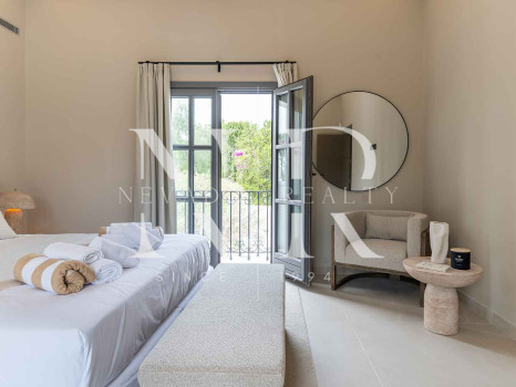 Completely renovated villa for sale in Atalaya Golf