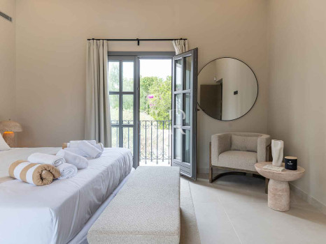 Completely renovated villa for sale in Atalaya Golf