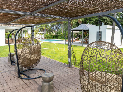 Completely renovated villa for sale in Atalaya Golf