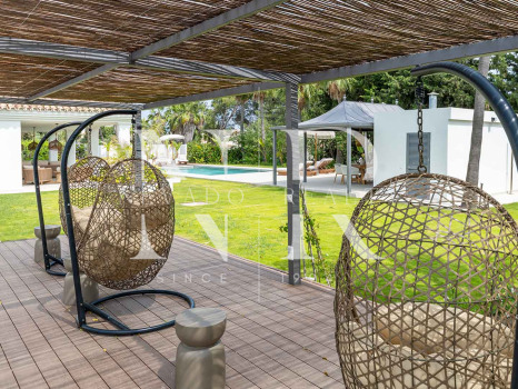 Completely renovated villa for sale in Atalaya Golf