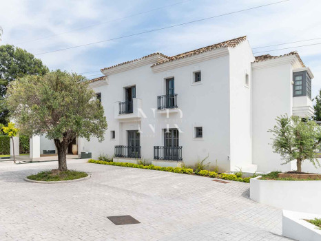 Completely renovated villa for sale in Atalaya Golf