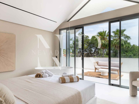 Completely renovated villa for sale in Atalaya Golf