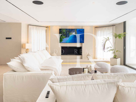 Completely renovated villa for sale in Atalaya Golf