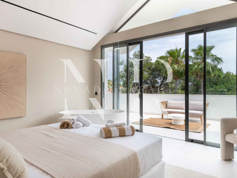 Completely renovated villa for sale in Atalaya Golf