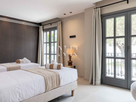 Completely renovated villa for sale in Atalaya Golf