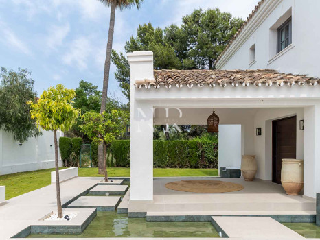Completely renovated villa for sale in Atalaya Golf