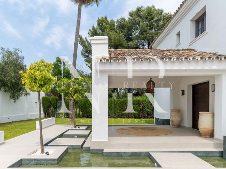 Completely renovated villa for sale in Atalaya Golf