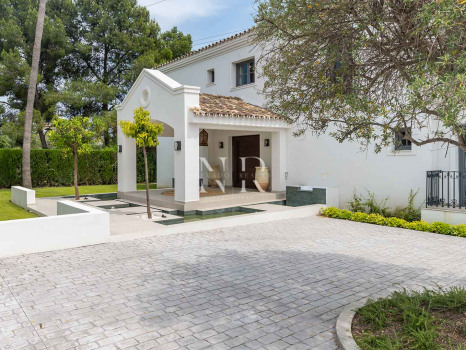 Completely renovated villa for sale in Atalaya Golf