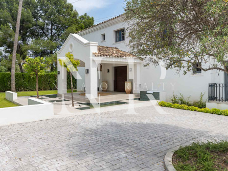 Completely renovated villa for sale in Atalaya Golf