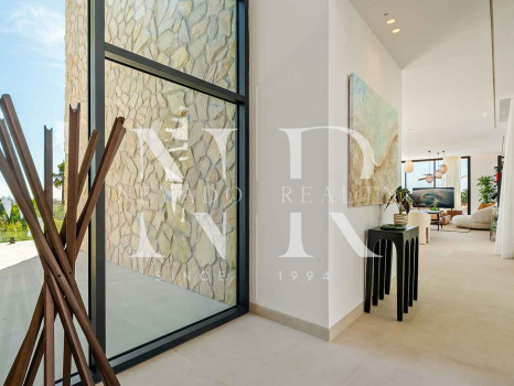Newly built villa in La Quinta with panoramic sea views for sale