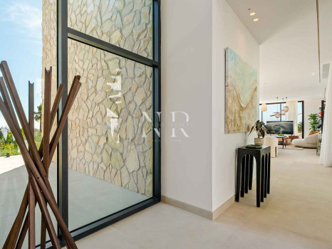 Newly built villa in La Quinta with panoramic sea views for sale