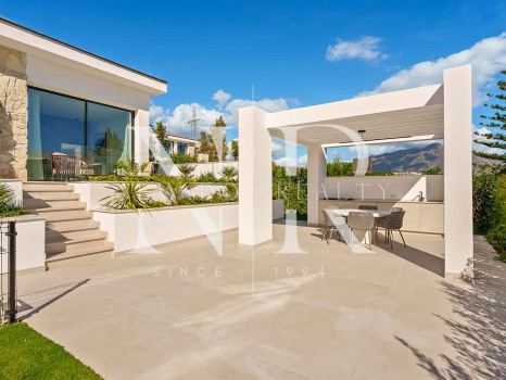 Newly built villa in La Quinta with panoramic sea views for sale