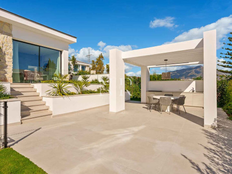 Newly built villa in La Quinta with panoramic sea views for sale