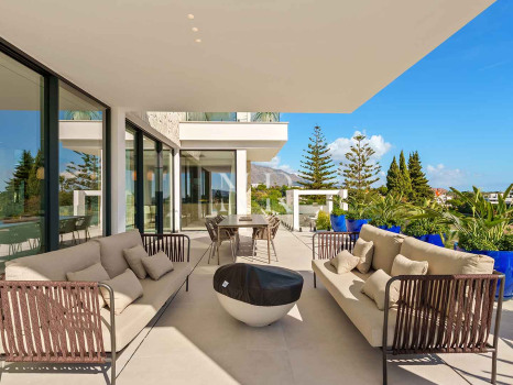Newly built villa in La Quinta with panoramic sea views for sale