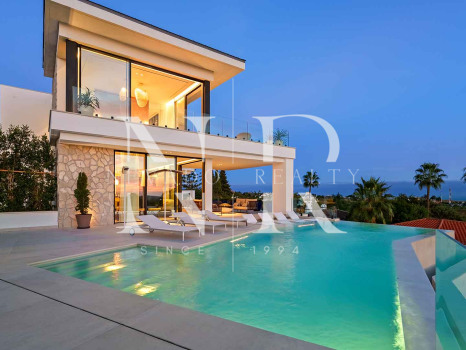 Newly built villa in La Quinta with panoramic sea views for sale