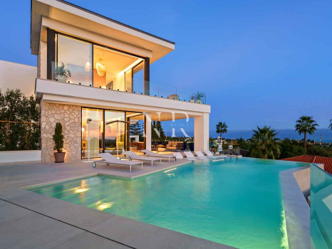 Newly built villa in La Quinta with panoramic sea views for sale