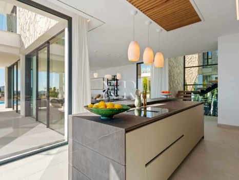 Newly built villa in La Quinta with panoramic sea views for sale