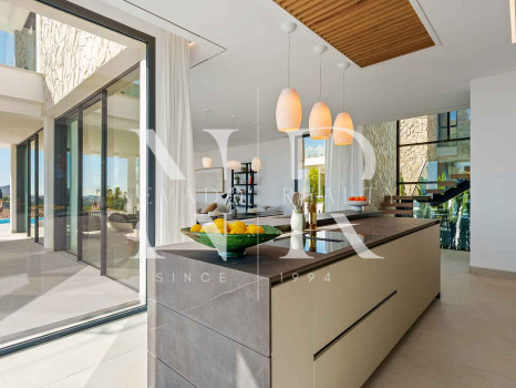 Newly built villa in La Quinta with panoramic sea views for sale