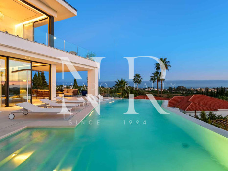Newly built villa in La Quinta with panoramic sea views for sale